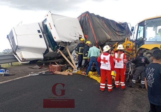 Trágico accidente en Hueyotlipan: Tráiler vuelca y causa la muerte de una persona