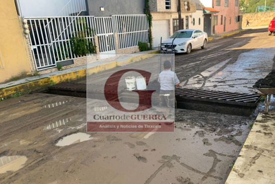 Vecinos de la colonia Adolfo López Mateos, en Tlaxcala, se organizan para limpiar rejillas ante inacción de autoridades