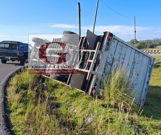Volcadura de camión en Muñoz de Domingo Arenas deja daños materiales; (transportaba pieles)