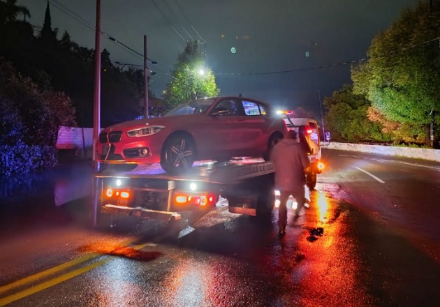 Retira policía de la capital vehículo abandonado en carretera Ocotlán–Tlaxcala para prevenir accidentes
