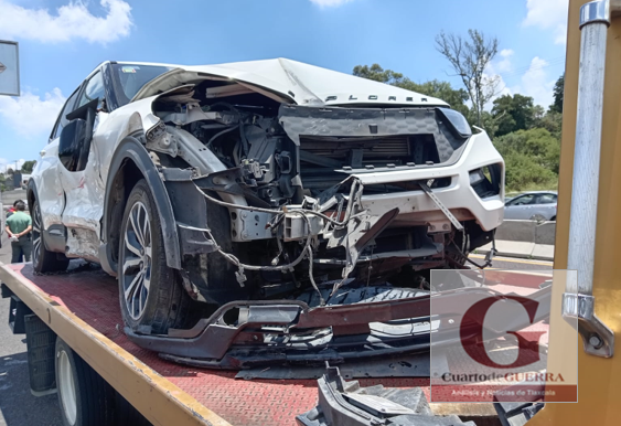 Camioneta choca contra minibús de ATAH en la carretera Apizaco-Tlaxcala