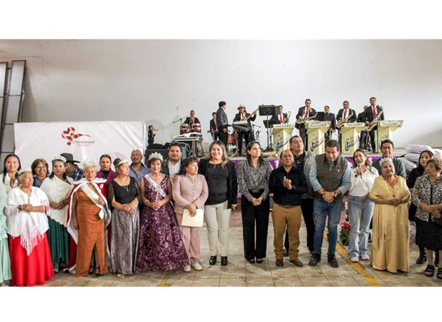 Blanca Angulo celebra a abuelitas y abuelitos de Chiautempan con música, regalos y convivencia
