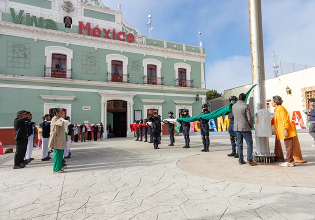 La comunidad de Xalpatlahuaya participa en ceremonia cívica de fiestas patrias en Presidencia Municipal de Huamantla