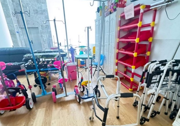 Estudiantes de Diseño Automotriz UATx transforman equipos médicos en favor de niños hospitalizados