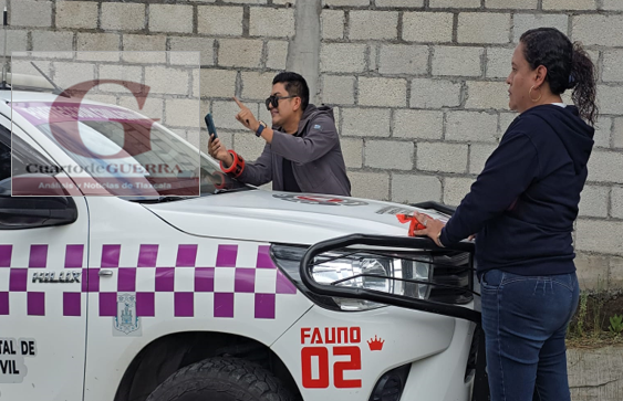 Exalcalde retiene camioneta de Protección Civil en Tlaxcala; acusa al conductor de intento de atropello