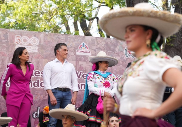 Presencia alcalde Alfonso Sánchez García desfile de mujeres charras por los 500 años de la ciudad de Tlaxcala