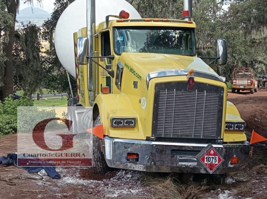 SSC asegura pipa de gas LP de 50 mil litros abandonada en Calpulalpan; tripulantes huyeron en taxi