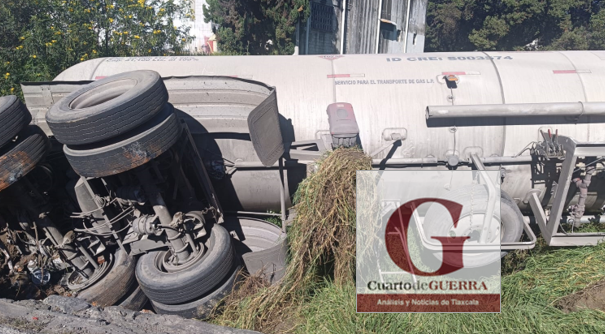 Vuelca pipa en Yauhquemehcan y provoca cortes en la Apizaco-Tlaxcala por trasvase de gasolina