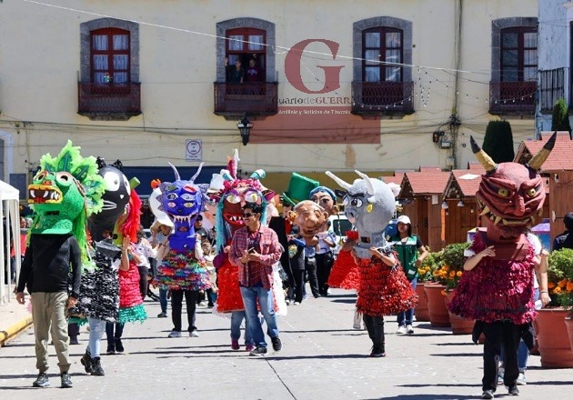 Las calles de Huamantla se llenan de color y tradición titiritera