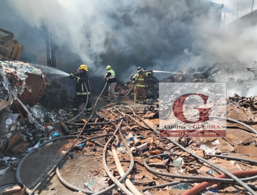 Incendio provoca daños en bodega de reciclaje en Apizaco; Bomberos contienen llamas y evitan propagación