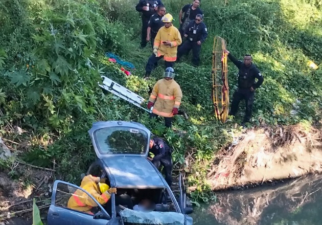 En acción coordinada policía de la capital rescata en bulevar Revolución a conductor que cayó del puente Briones