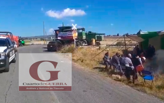 Campesinos cierran el Arco Norte y vías férreas en Tlaxcala; exigen pago justo por toneladas de maíz