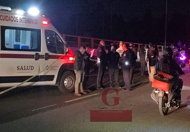 Servidora pública de la FGJE muere atropellada al intentar auxiliar a auto varado en Apetatitlán