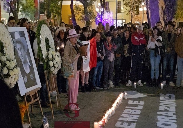 Ciudadanos tlaxcaltecas rinden homenaje a Carlos Manzo en la Plaza de la Constitución