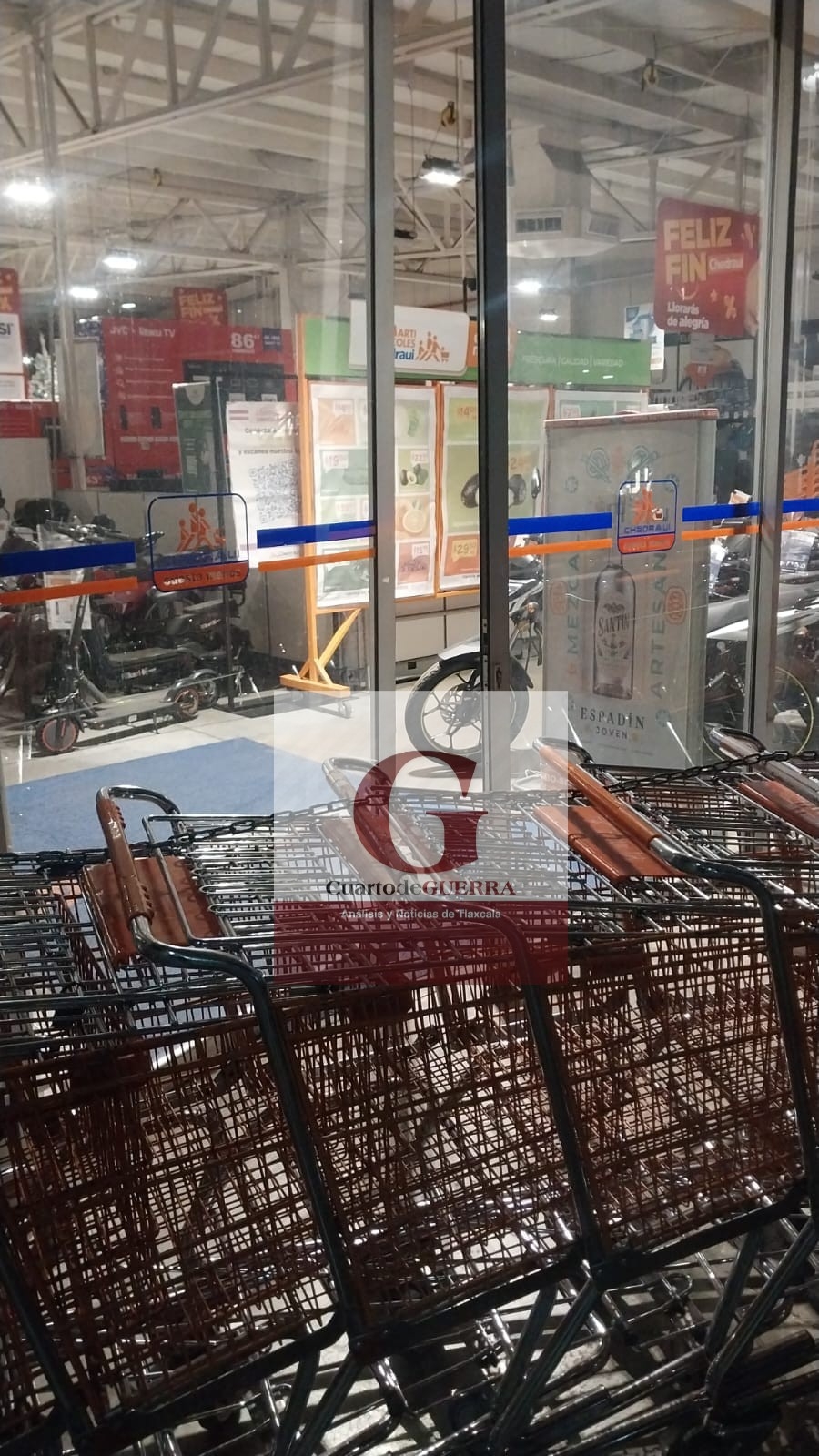 Asalto de película en Apizaco: Comando rompe Chedraui con camioneta y saca celulares y consolas