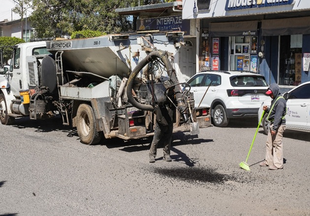 Avanza el programa de bacheo en la capital ahora con atención en la colonia San Isidro