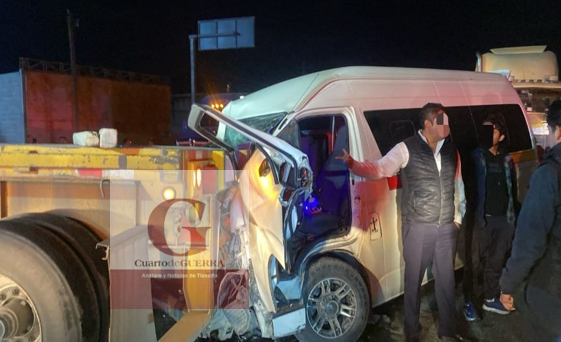 Chofer de colectiva queda atrapado al impactarse contra tráiler en Libramiento Oriente de Huamantla
