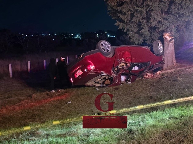 Trágica volcadura cobra la vida de empleado de la FGJE en Tzompantepec