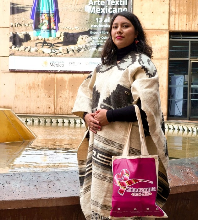 Artesana chiautempense expone piezas textiles en Encuentro Nacional de Arte en Baja California