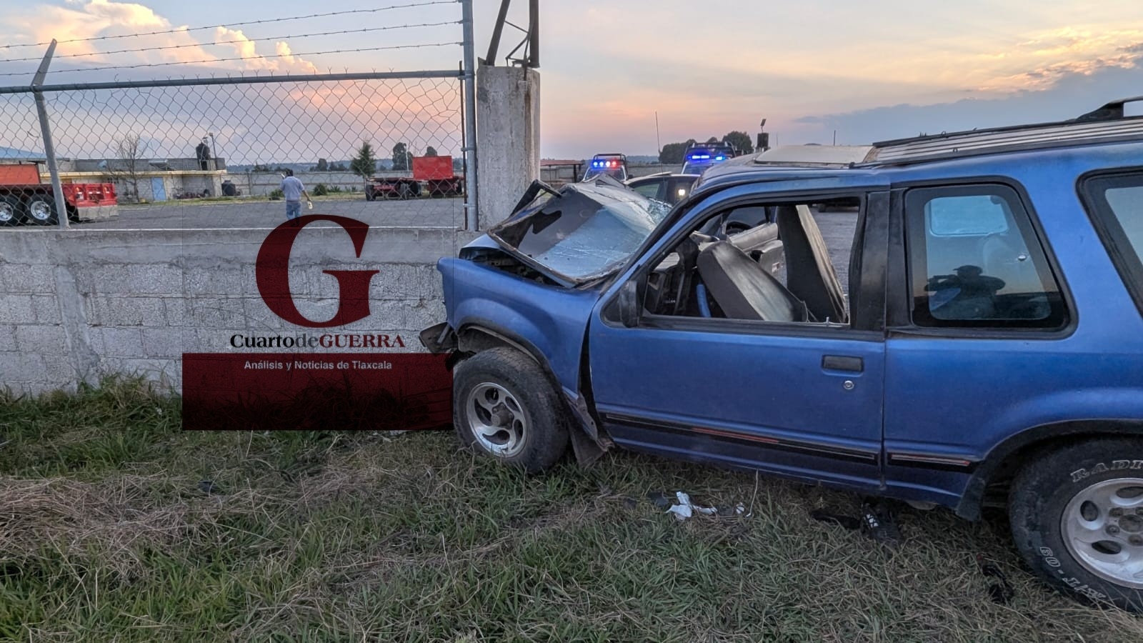 Accidente en la Muñoz-Apizaco: Camioneta se impacta contra un zaguán y deja a dos hombres heridos