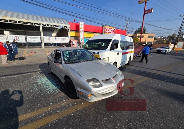 Choque entre colectiva y auto particular deja cuatro personas lesionadas en Ocotlán, Tlaxcala