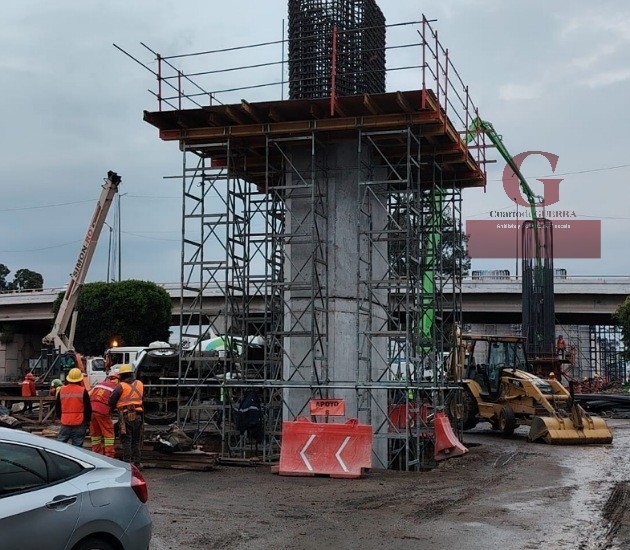 Grúa vuelca en obra del Distribuidor Vial de Chiautempan; por poco provoca tragedia