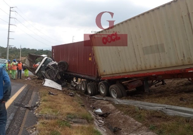 Accidente de tractocamión provoca tránsito lento en Libramiento Apizaco y deja dos heridos