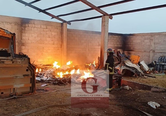 Incendian inmueble asegurado por robo de autopartes, en Benito Juárez; sospechan de fuego provocado