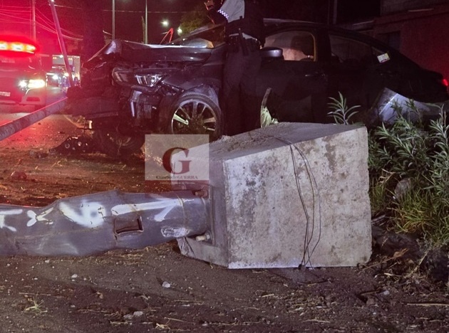 Chocan su automóvil contra luminaria y escapan, en Acuitlapilco, Tlaxcala
