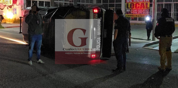 Patrulla de Nativitas queda volcada en el Puente de Hospitales, en Apetatitlán