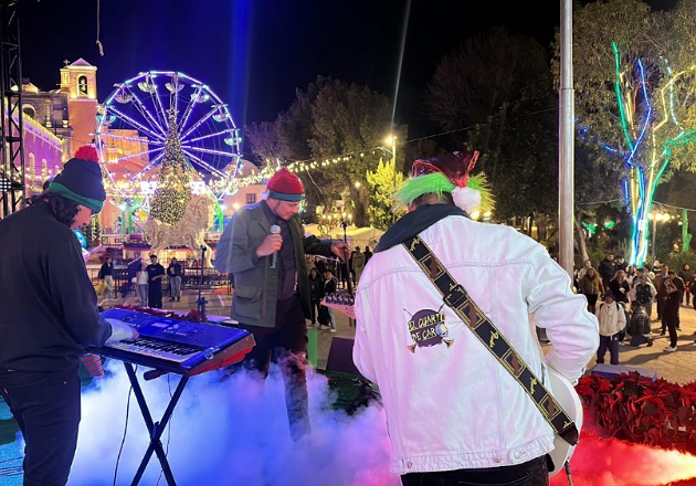La Aldea Mágica reúne a familias en una noche de teatro, rock y posada