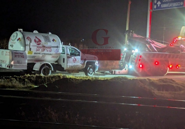 Vuelca pipa de gas en la Muñoz-Cuamantzingo; deja daños materiales