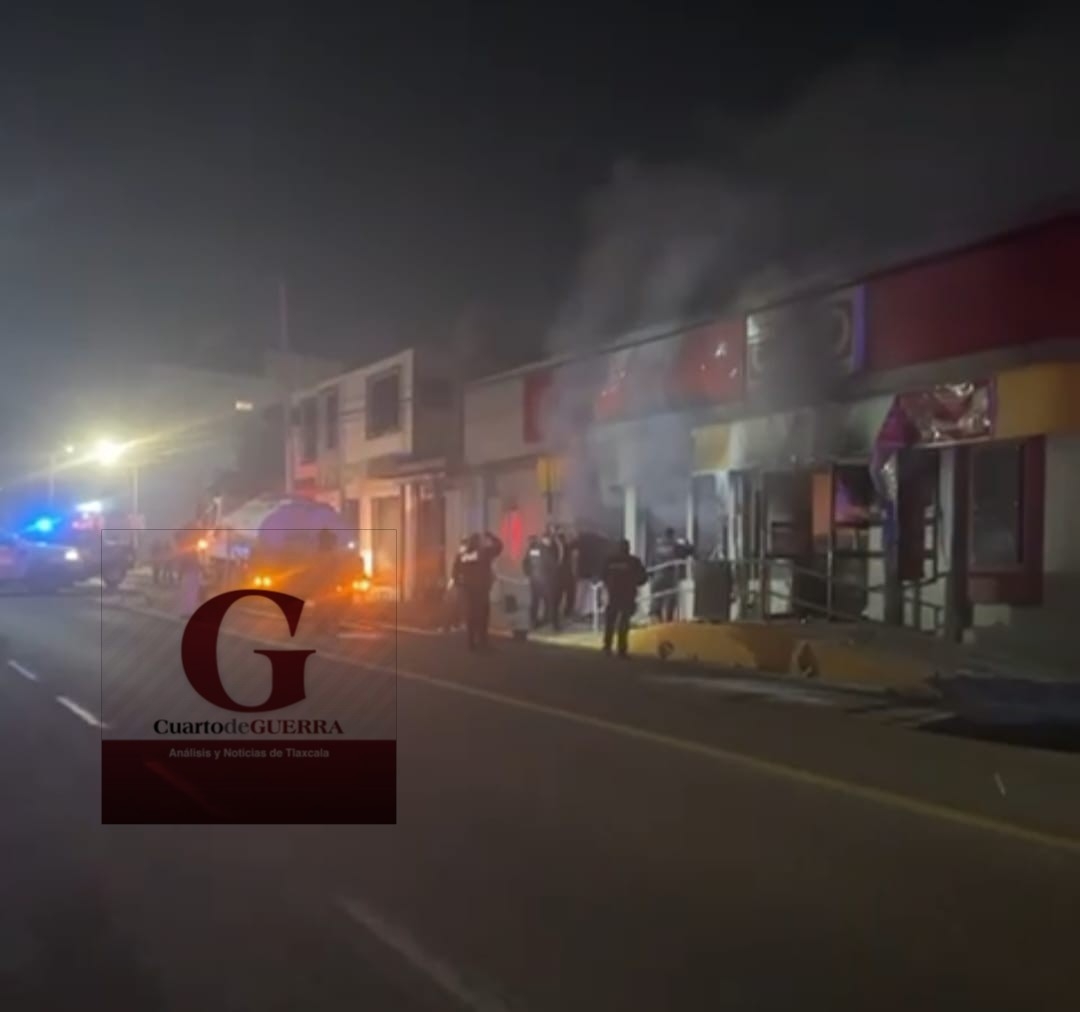 Pirotecnia reduce a cenizas un Oxxo en Panzacola, Papalotla