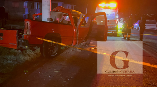 Adolescente muere tras brutal impacto de camioneta contra poste en Apizaco