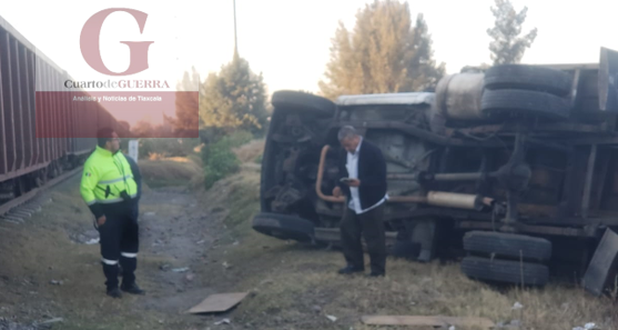 Camioneta de comerciantes es embestida y volcada por el tren en Teolocholco; tres tripulantes sobreviven