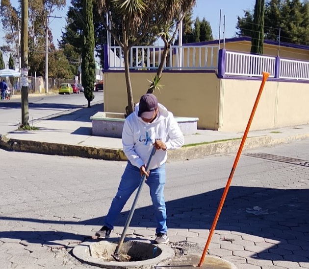 Obras Públicas de Chiautempan realiza desazolve de alcantarillas y drenaje; exhortan a la ciudadanía a evitar tirar basura