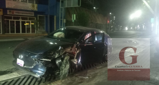 Mujer derriba semáforo en 'La Garita' tras perder el control de su auto
