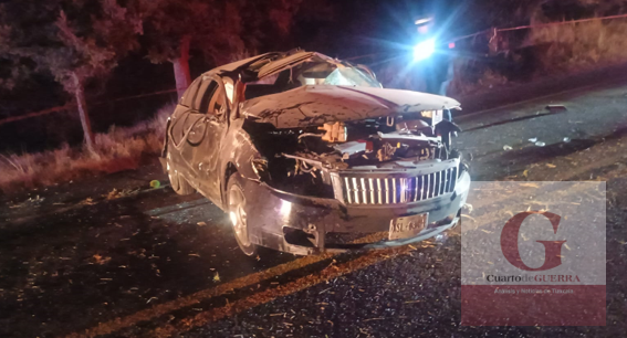 Dos hombres mueren tras brutal volcadura de su auto en Tlaxco