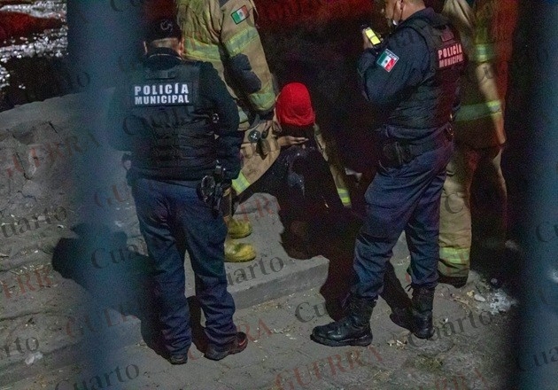 Rescatan a mujer que cayó al cauce a la altura del Puente Rojo, en Tlaxcala