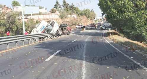 Cuerpos de seguridad atienden volcadura de pipa en la carretera Tlaxcala – Texmelucan