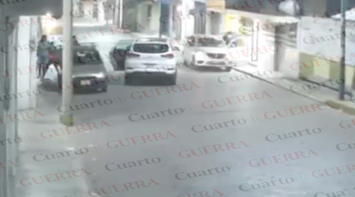 Video capta a sujetos armados que roban camioneta y privan de la libertad a conductor, en San Pablo del Monte