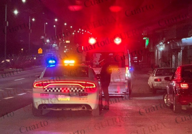 Motociclista queda herido tras chocar contra camión frente a la Guardia Nacional en Calpulalpan