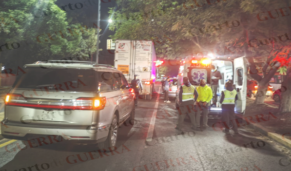 ¡De milagro vive! Motociclista termina debajo de una camioneta tras chocar contra un tráiler
