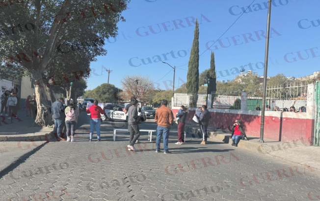 Padres de la primaria 'Emiliano Zapata' cierran el Puente Rojo; rechazan traslado a la Loma