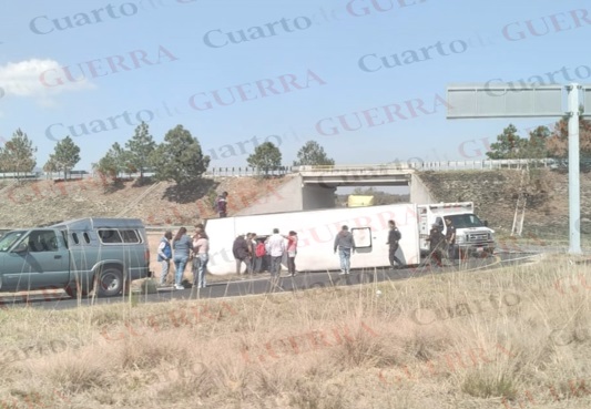 Choque entre autobús y camión de volteo moviliza a cuerpos de emergencia en Ixtenco