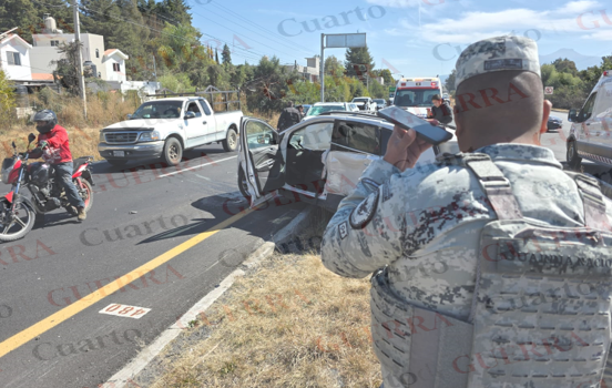 Choque entre camionetas en la Tlaxcala-Texmelucan deja a dos mujeres lesionadas y daños materiales