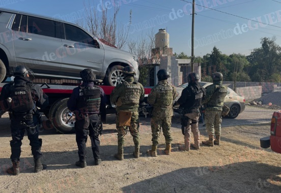 Fiscalía y fuerzas federales aseguran tres vehículos de lujo en La Aurora, Tepeyanco