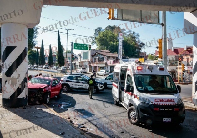 Impacta vehículo contra muro de contención en la Unidad Santa Cruz, de Chiautempan