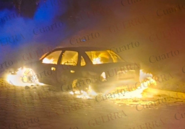 Prenden fuego a un vehículo con una persona encajuelada en Papalotla