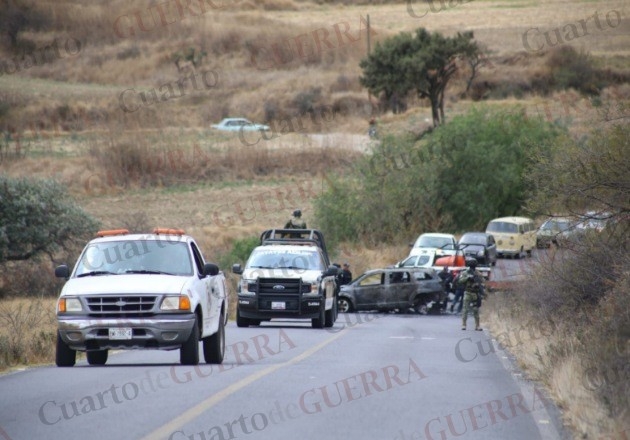 Sujetos relacionados con organización criminal queman camioneta para bloquear la Ixtacuixtla-Nanacamilpa